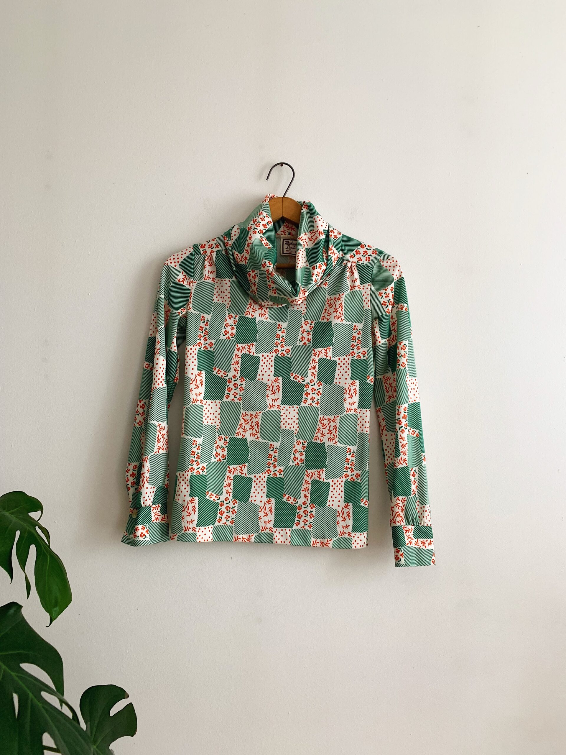 1960s–1970s ✿ Abstract Print Cowl Neck Top - Image 4