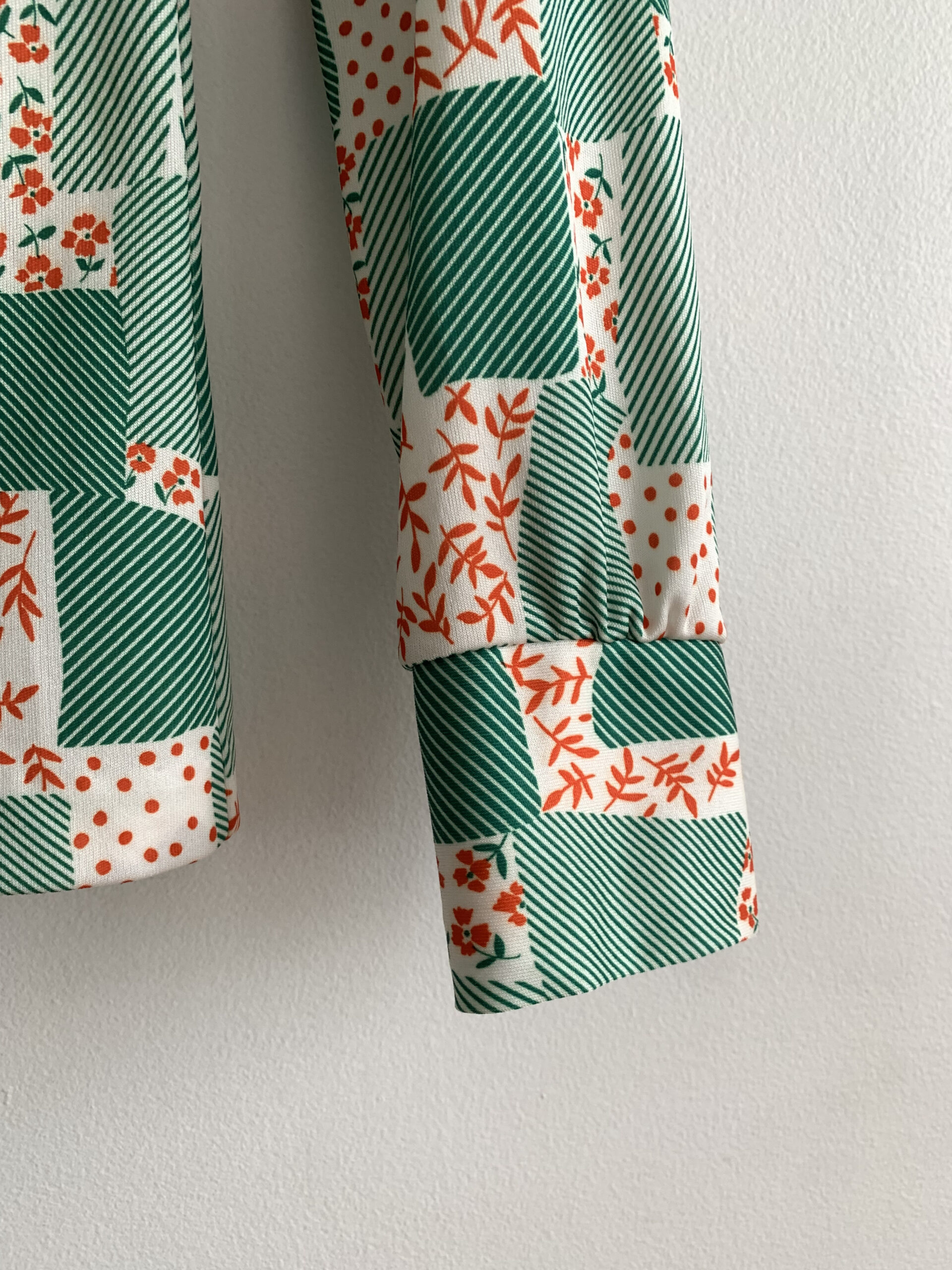 1960s–1970s ✿ Abstract Print Cowl Neck Top - Image 5