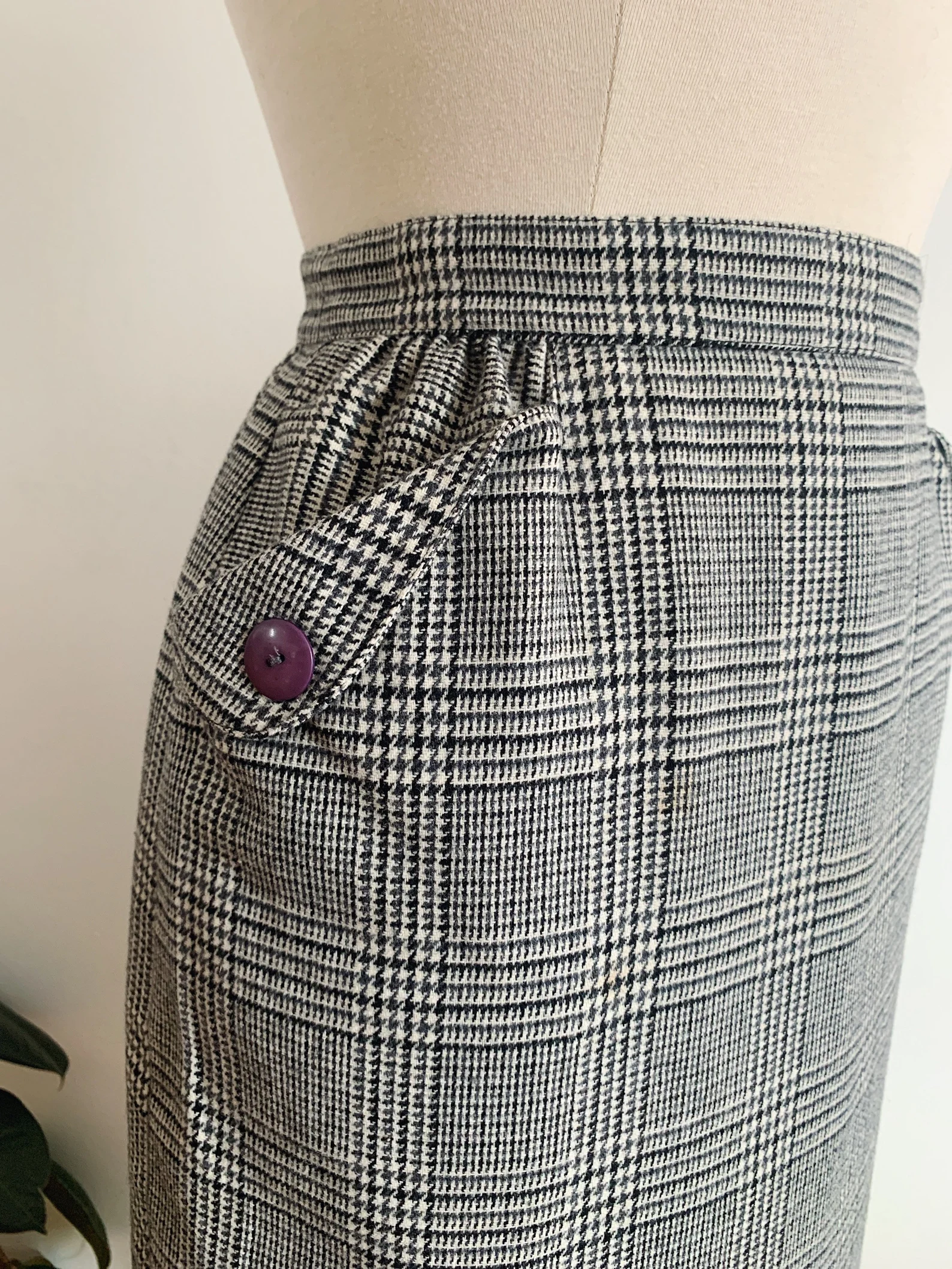 1980s ✿ Black + White Houndstooth Wool Skirt - Image 2